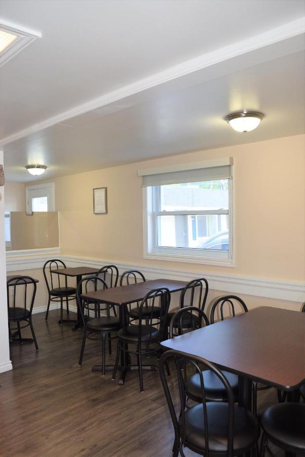 Knights Inn Arnprior Bagian luar foto
