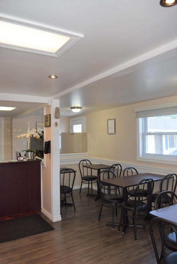 Knights Inn Arnprior Bagian luar foto