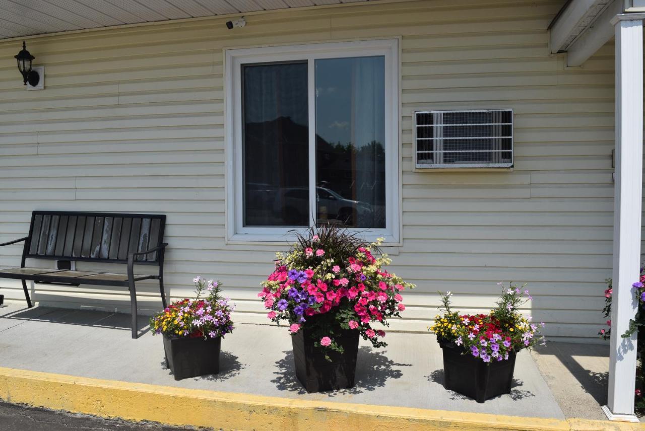 Knights Inn Arnprior Bagian luar foto