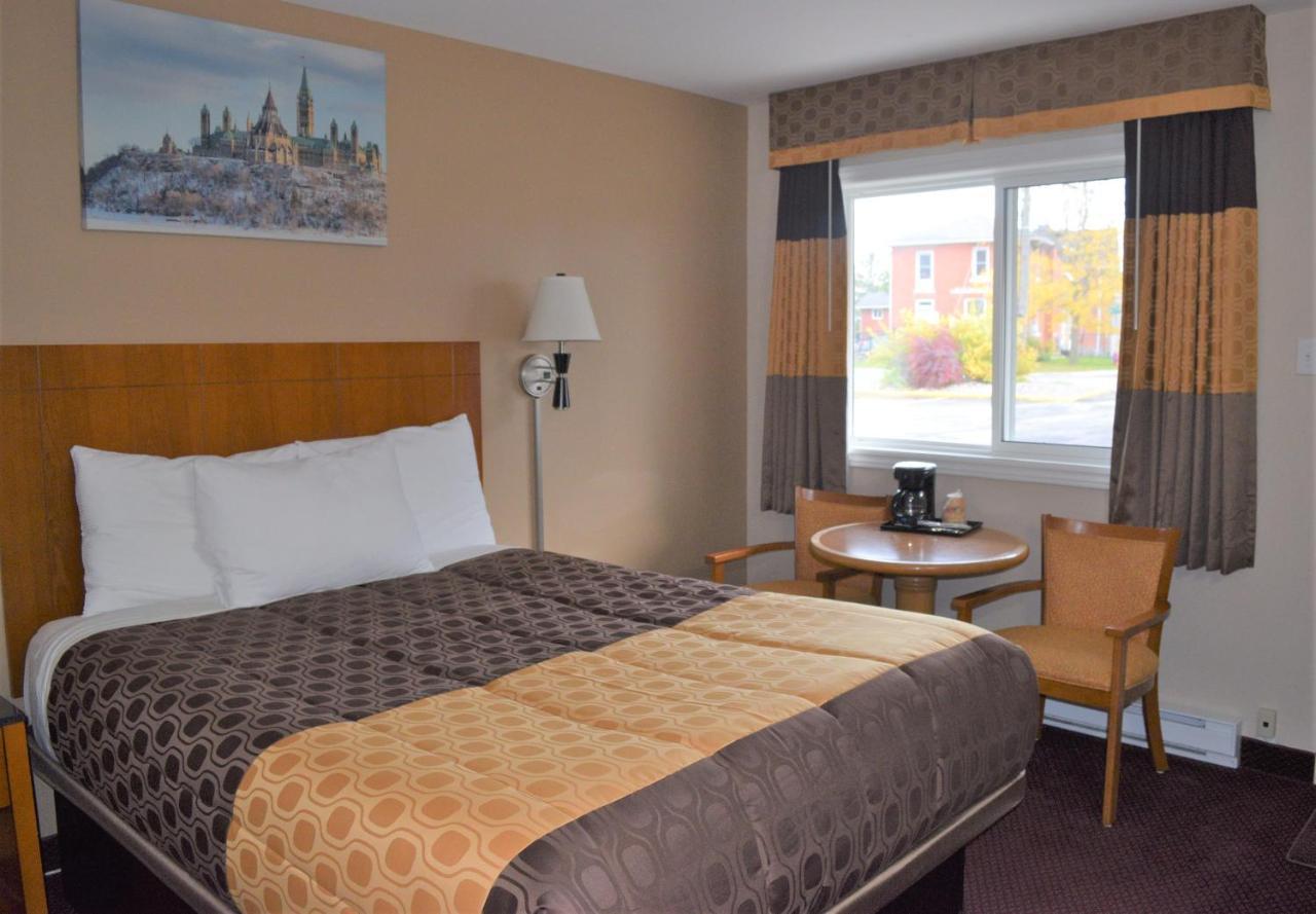 Knights Inn Arnprior Bagian luar foto
