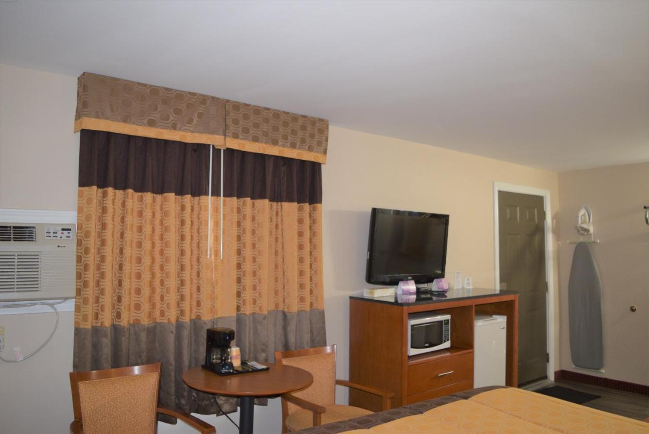 Knights Inn Arnprior Bagian luar foto